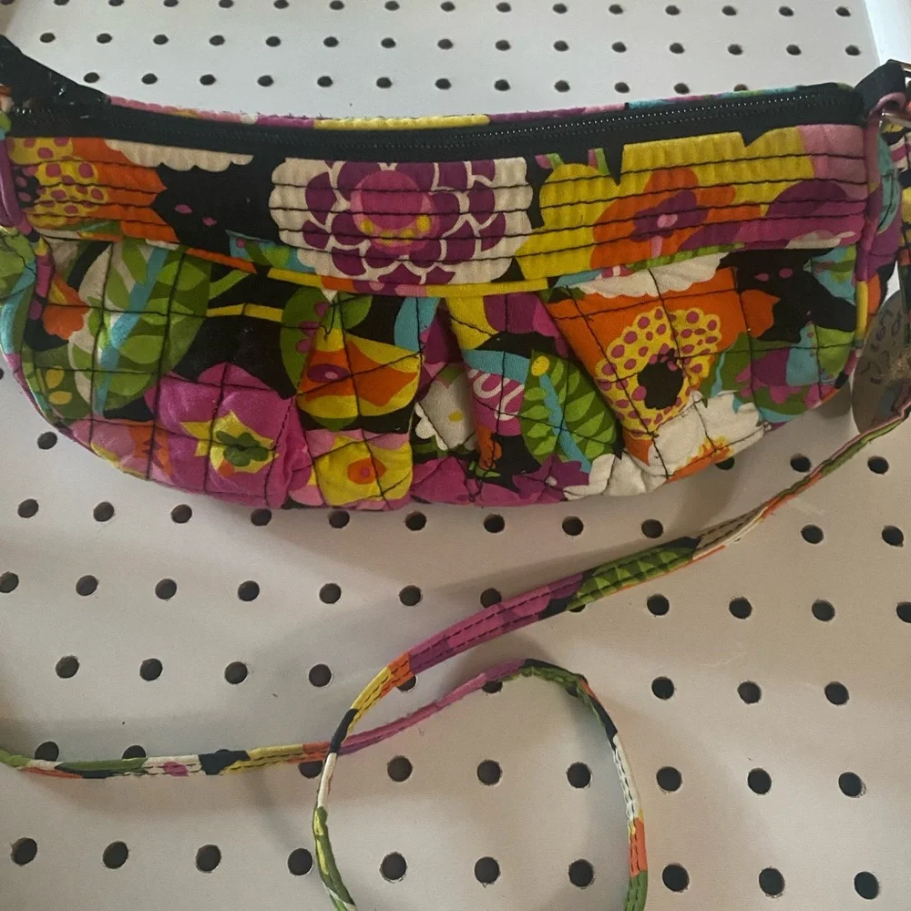 Vera Bradley Crossbody excellent condition. Preowned. - Picture 2 of 3